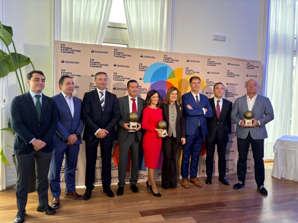 Equipo grupo fernandez jove recogiendo el premio a la Inversión Estratégica de la CEOE-CEPYME Cantabria