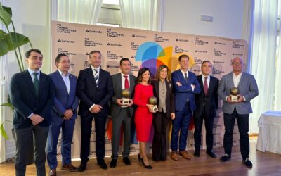 Equipo grupo fernandez jove recogiendo el premio a la Inversión Estratégica de la CEOE-CEPYME Cantabria