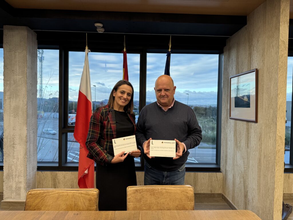 CSR and Institutional Relations Manager receives an honorary mention on behalf of Fernández Jove Group for sponsoring the Royal Artillery Factory of La Cavada