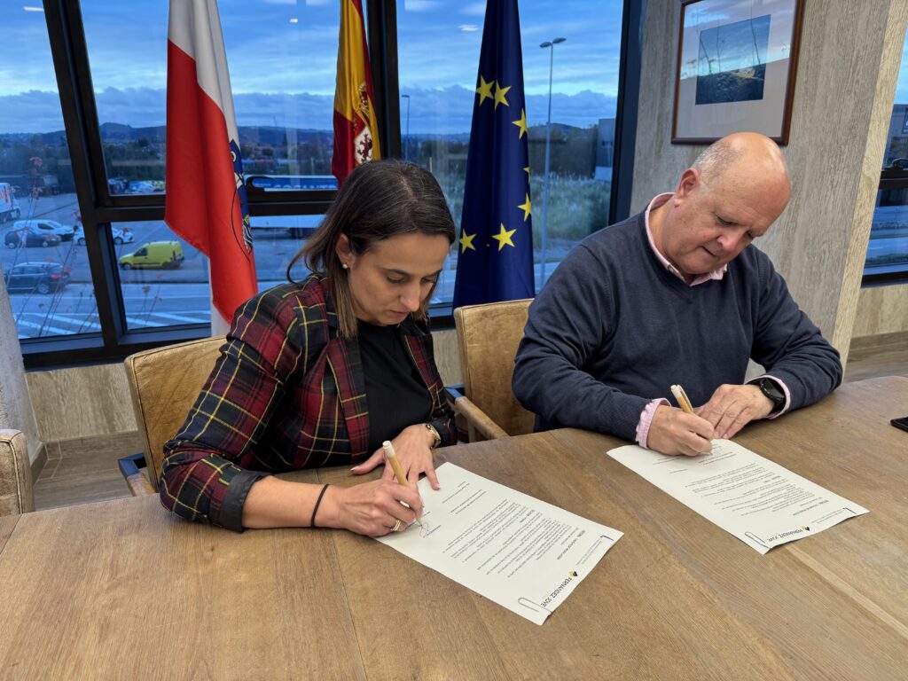 CSR and Institutional Relations Manager signs Fernández Jove Group's sponsorship of the Royal Artillery Factory of La Cavada