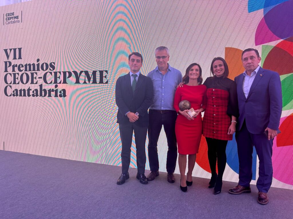 Equipo grupo fernandez jove recogiendo el premio a la Inversión Estratégica de la CEOE-CEPYME Cantabria