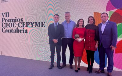 Equipo grupo fernandez jove recogiendo el premio a la Inversión Estratégica de la CEOE-CEPYME Cantabria